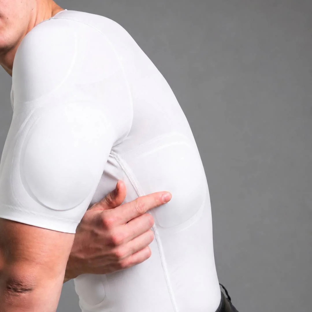 Detalle de las placas 3D de la camiseta blanca